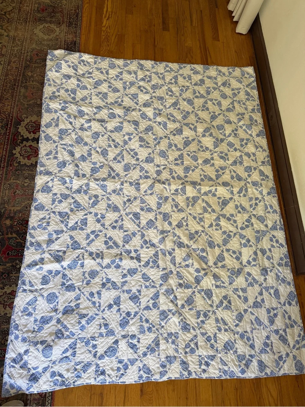 Lewis Home All Cotton Patchwork Quilt in Blowfish Pattern- Like New